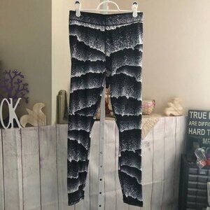 Puma sz M Black & White Spandex Workout Leggings